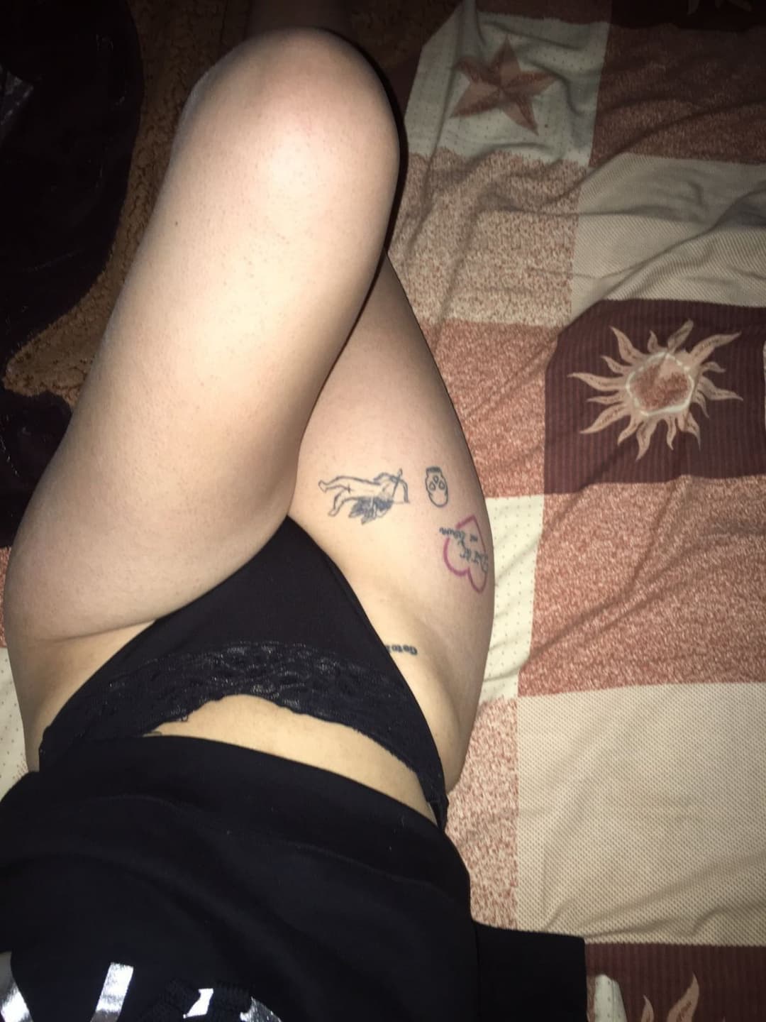 Click to view full size Otros de la morra tetona de pezones grandes y perforados es una perraga de vagina morena