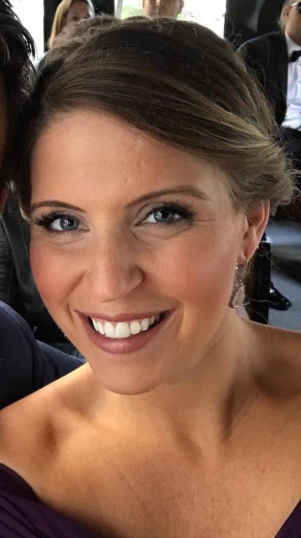 Sexy Burnette milf looking for excitement.