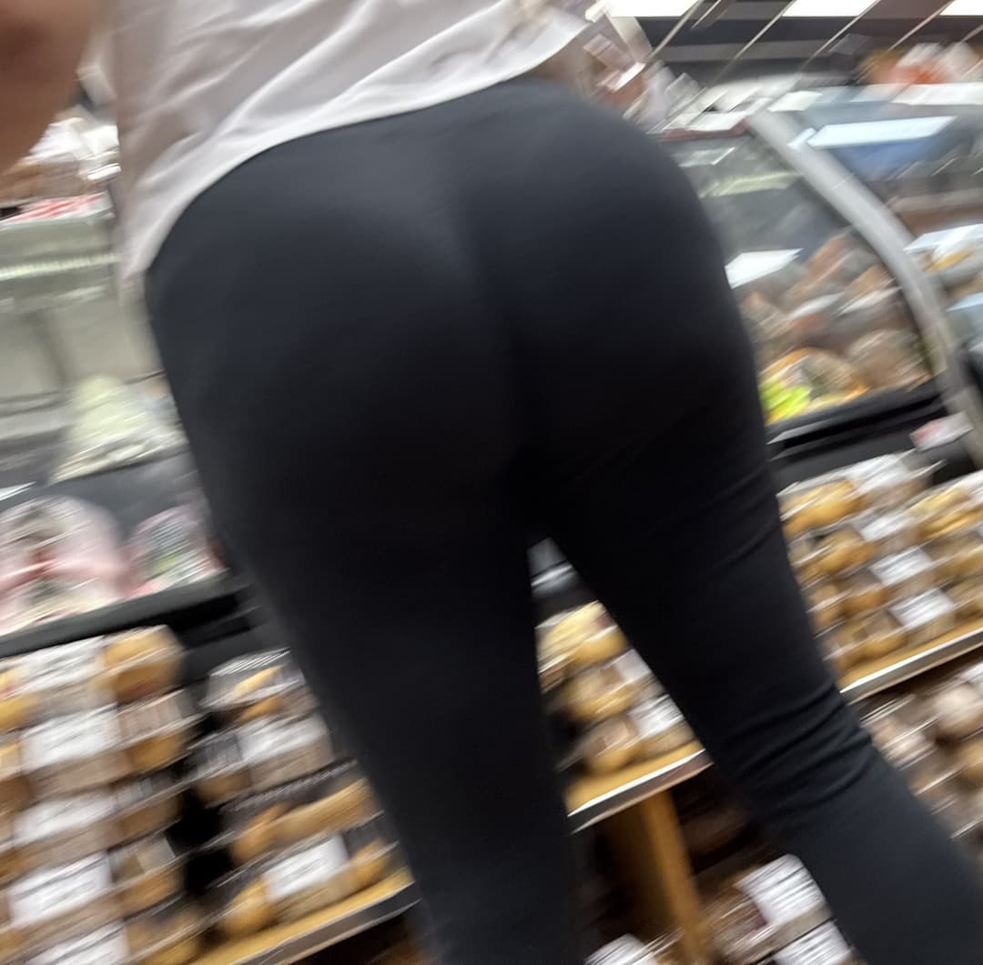 Thick booty Latina in tights