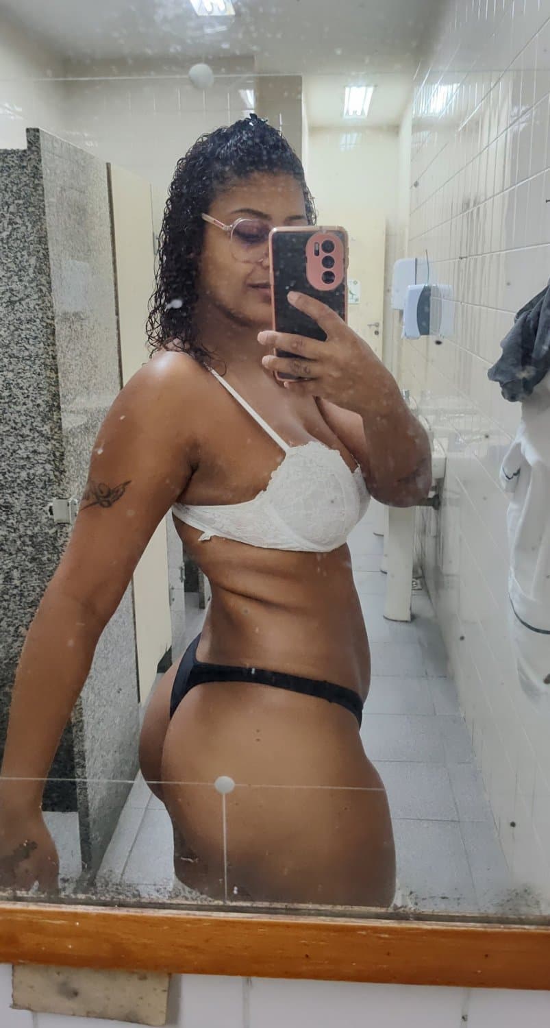 Morena rabuda amadora