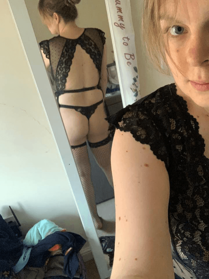 Vicroria P - UK -  loves her chance to take her clothes off and pictures taken