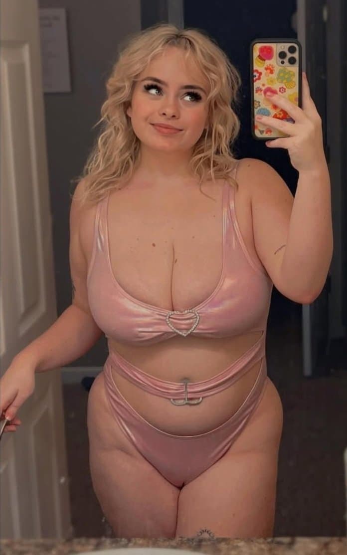 Emilee Grace a.k.a. Grace.Honeyy from East Lansing, Michigan has HUGE ASS & TITS perfect for fucking