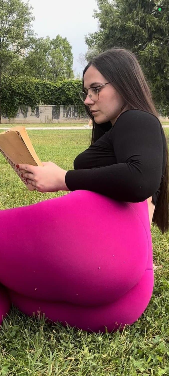 mariamerlino PUTA BRANQUINHA boa pra da uma esguichada de PORRA no RABO dela essa GOSTOSA!