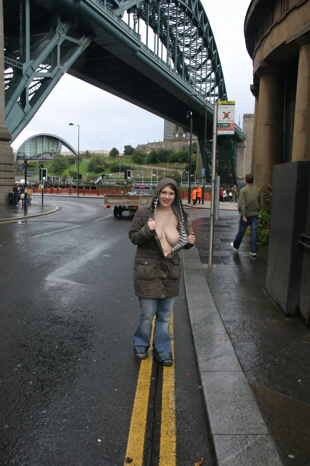 Amature in UK (001a): Baroness from Newcastle are naked outside