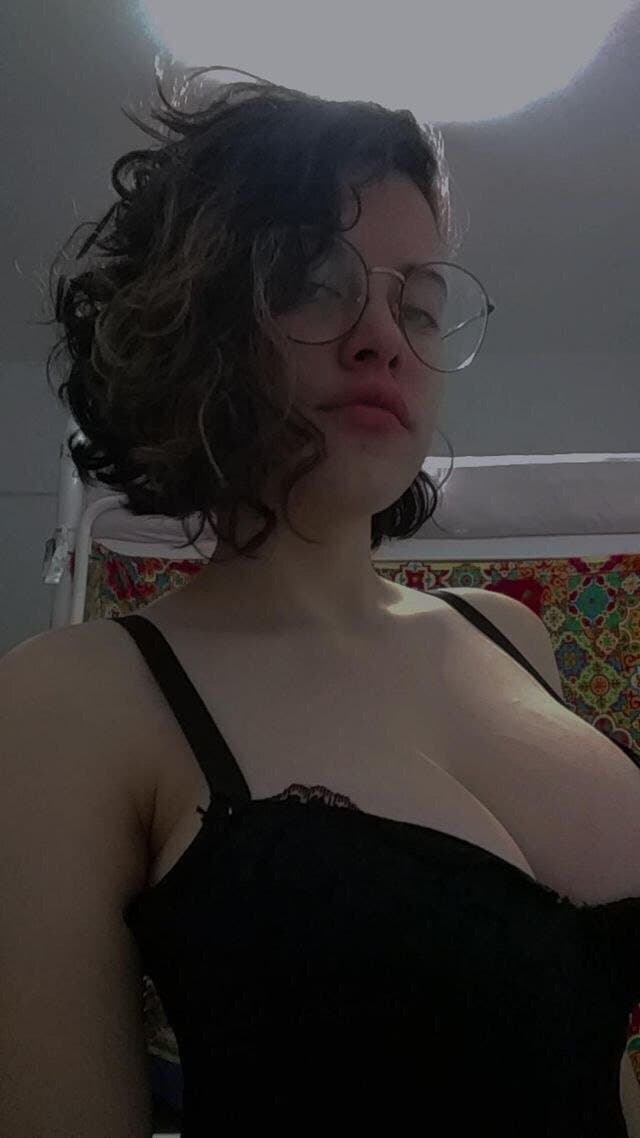 Click to view full size Putinha peituda gostosa vazada