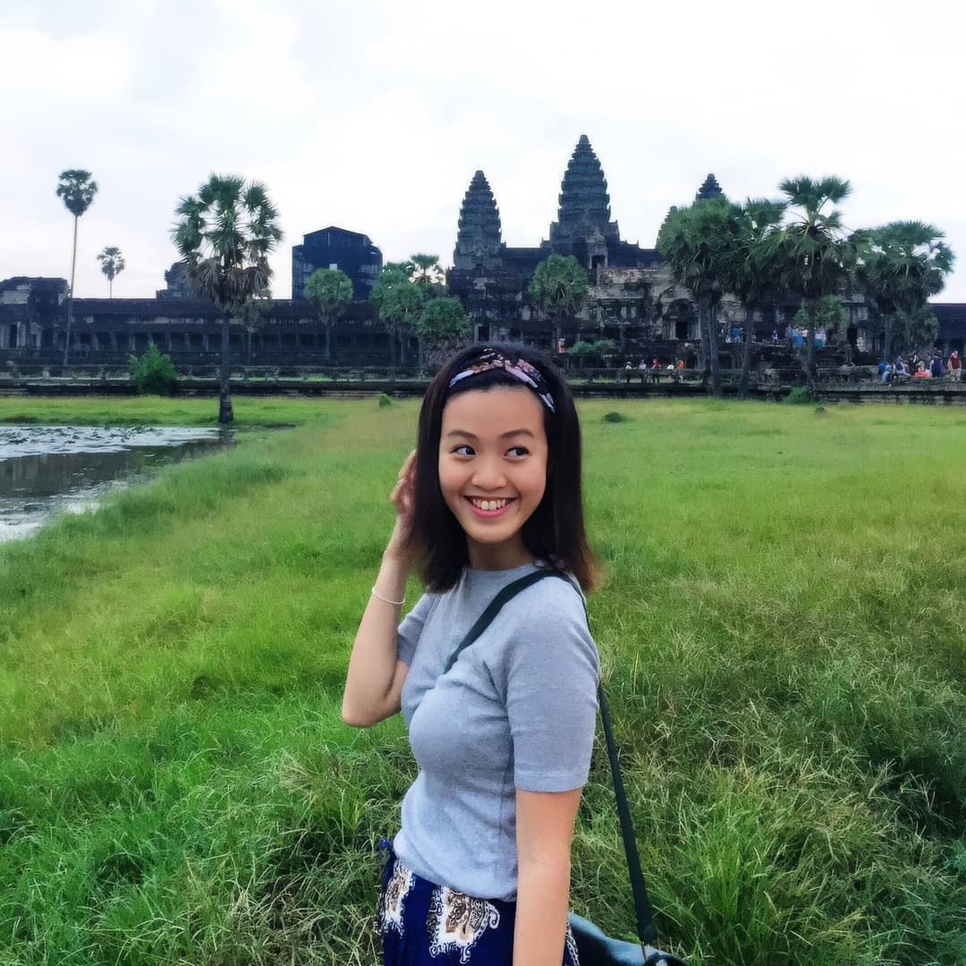 Cute Viet girl giving sloppy blowjob