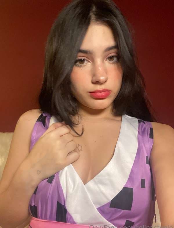 White emo slut is a dirty slut and spreads her pussy