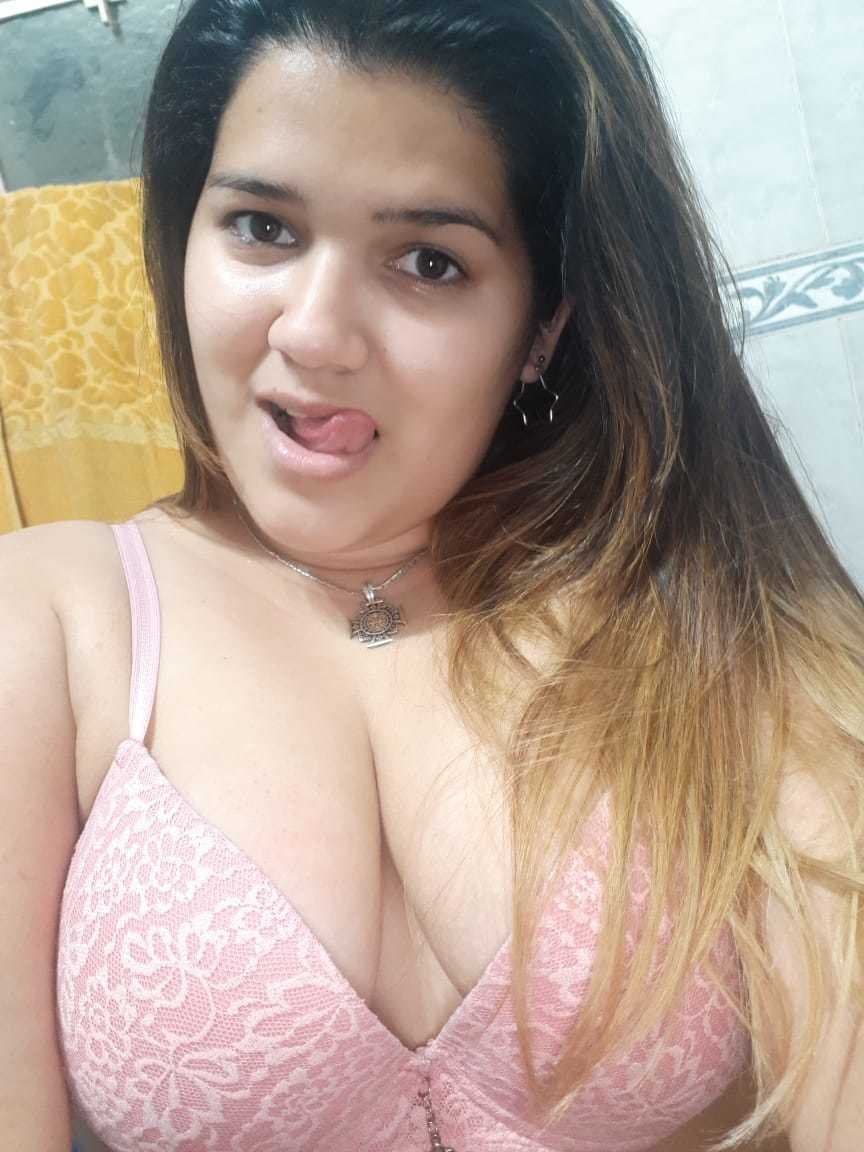 Click to view full size Cin mostrando las tetas