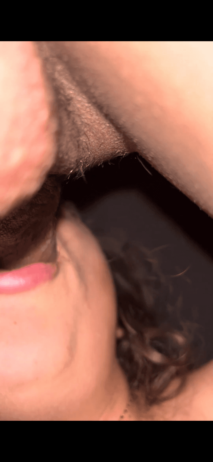 Puta estudiante abriéndose la cola enseñando su ano y su pucha gordita peluda zorra pide verga