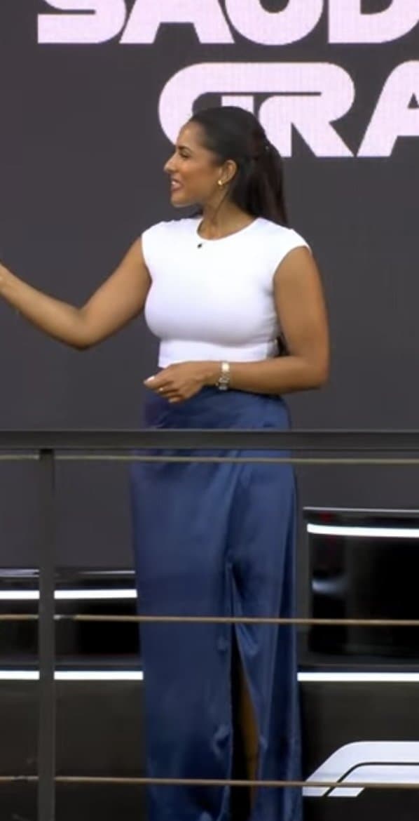 Brown whore loves flaunting her curry cannons on stage. Yeah shake those brown tits you slutty cunt