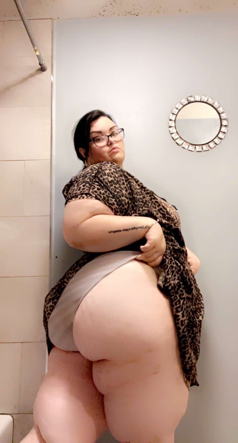 Shannashowing off her fat ass curves & getting fucked