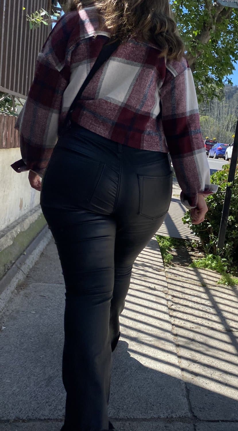 pawg in leather pants