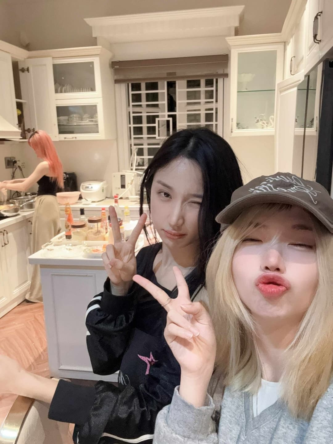 2 bé đĩ "vệ sinh" vùng kín cho anh em ?