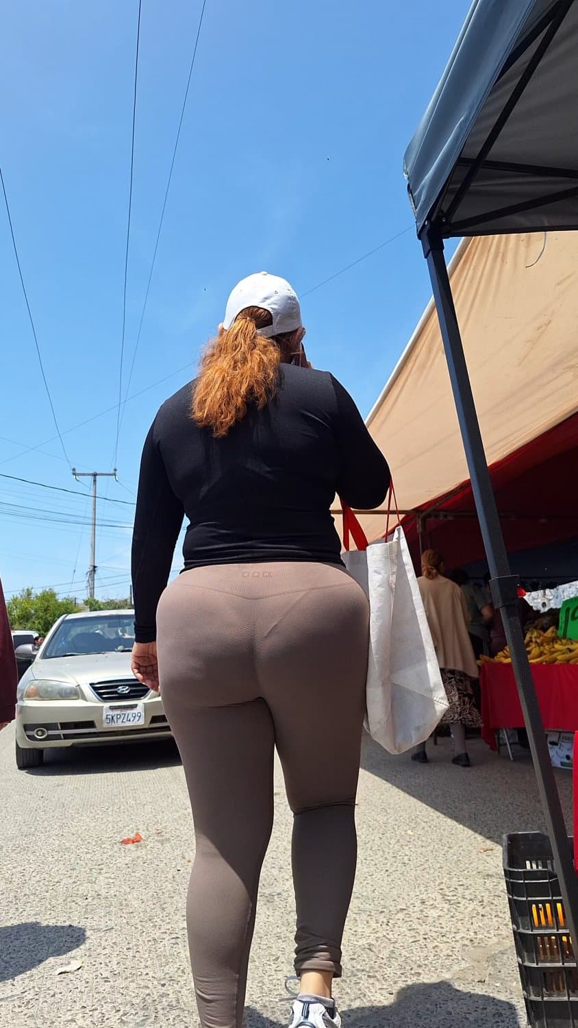 Rico culote de madura milf se le marca la tanga bien rico.