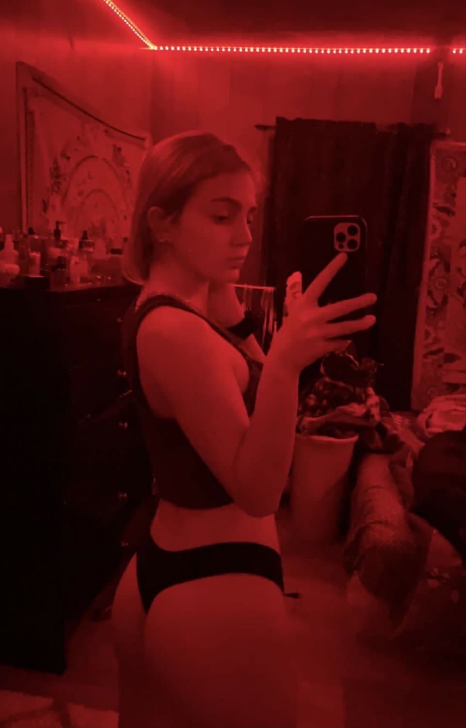 Fit kik gf has an alt-rock side, and loves to show off