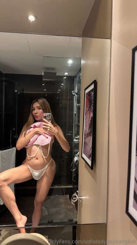 (Trans)Ladyboy Bangkok Cumshot