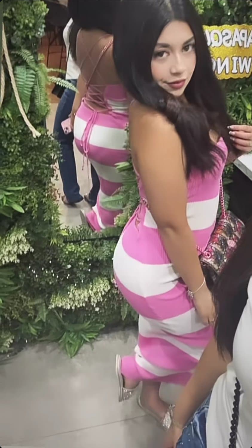 Chaparrita nalgona con algunos fakes