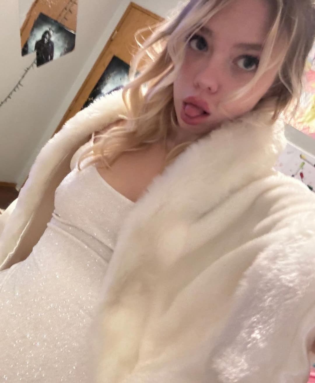 BLONDE TEEN w/ LITTLE BOOTY BENDING OVER