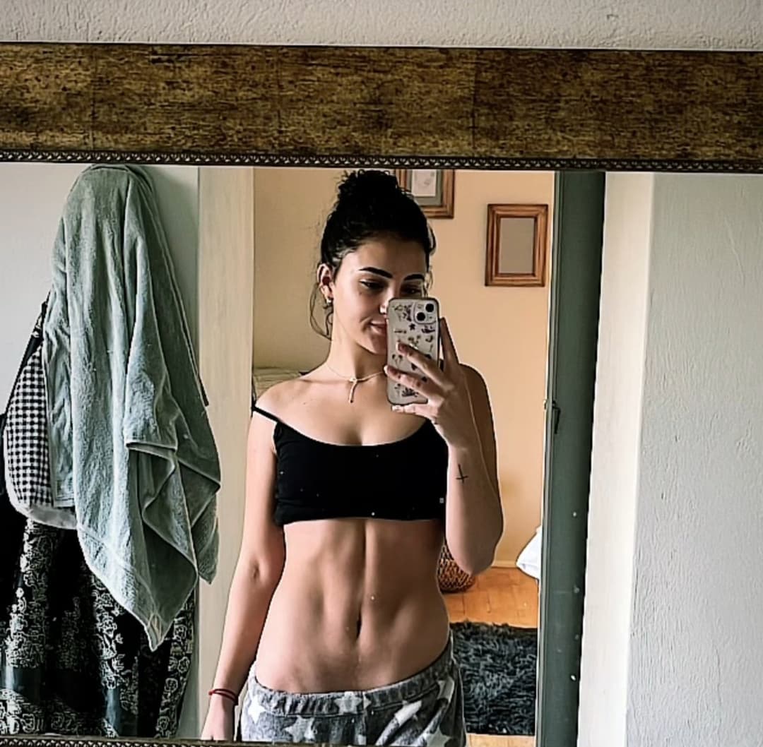 Smoking Hot South African Girl loves showing off her Body