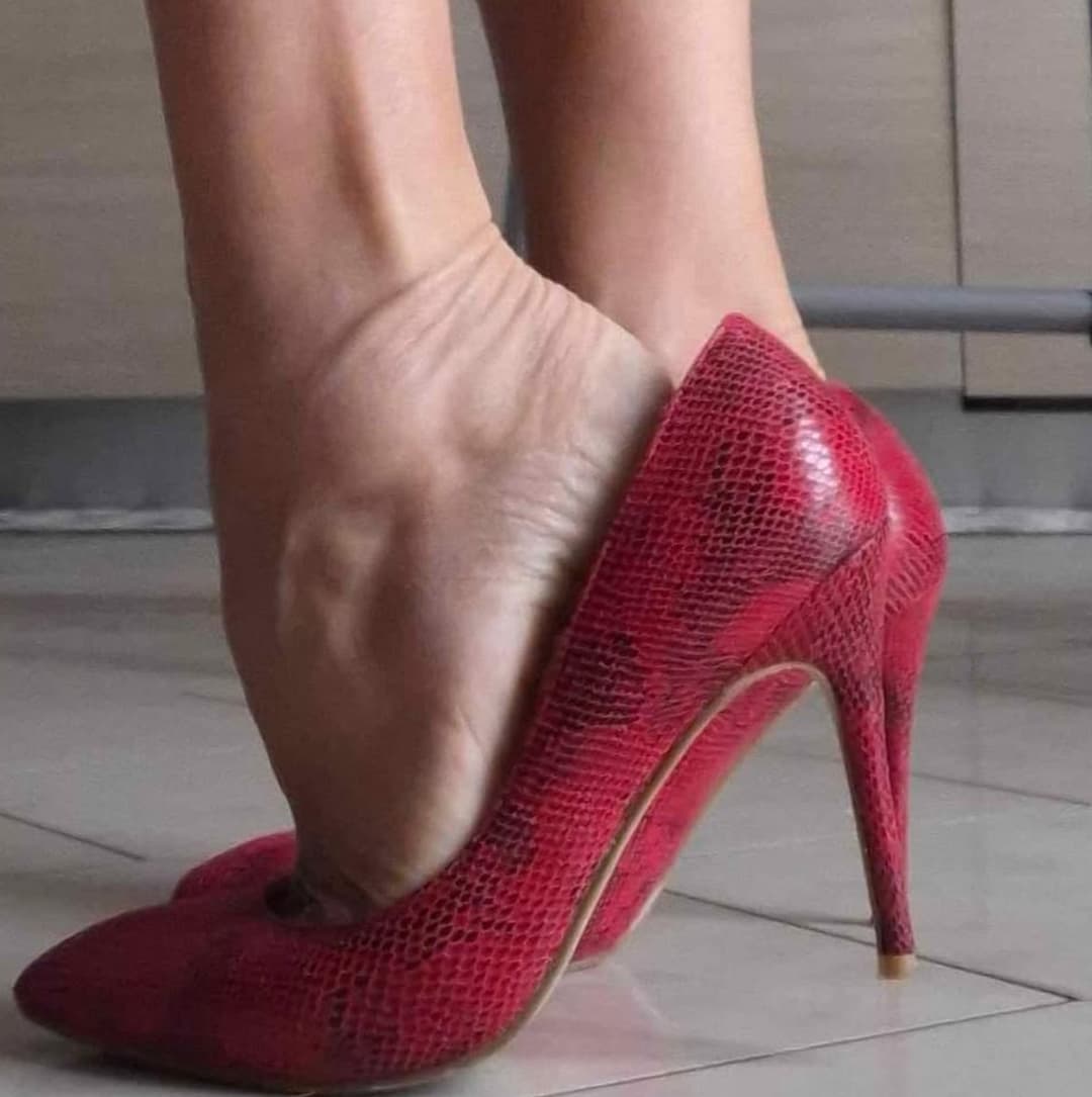 Skinny Feet in sexy red High Heels ? ?