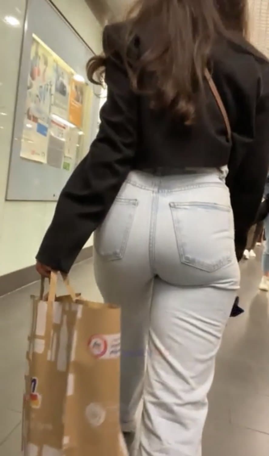 I want to smell this stupid sluts fatass in public