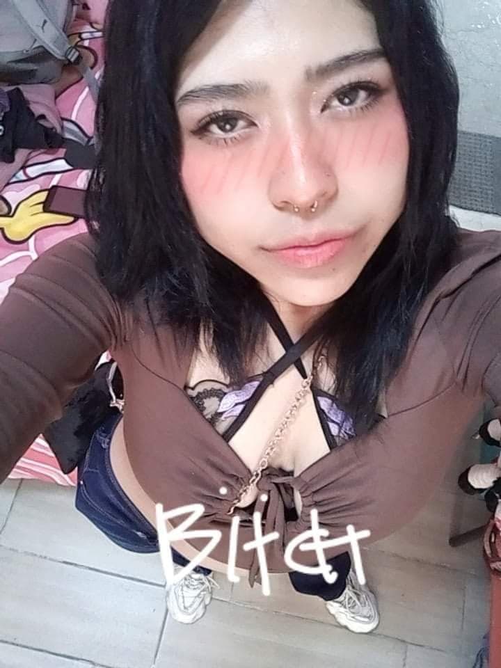 Puta mexicana muestra las tetas en lencería