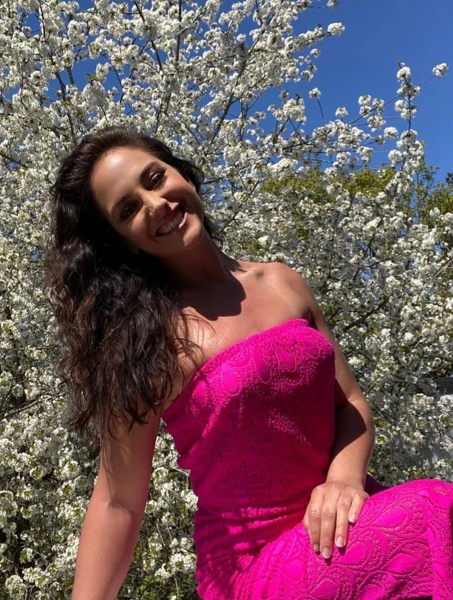 Click to view full size Cheerleader Emily Compagno to wannabe tv host Show of that slutty body and plug that mouth with cock