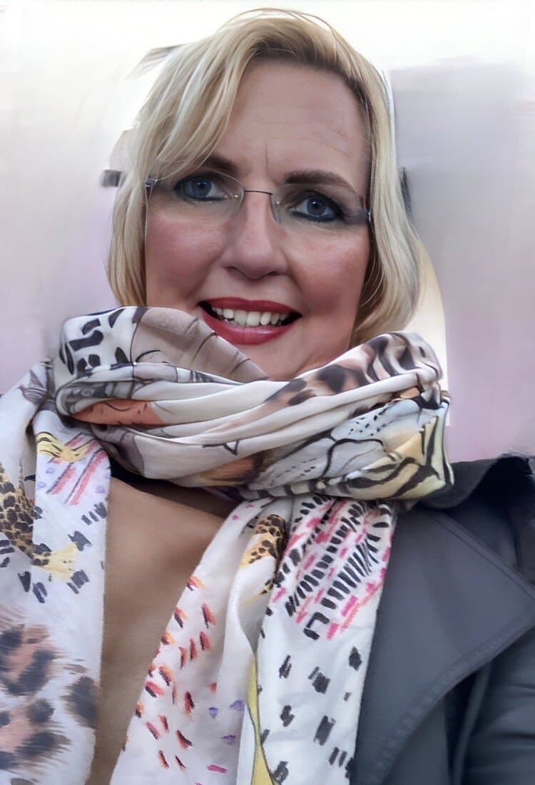 Highheels hotwife Jenna cums dildoing