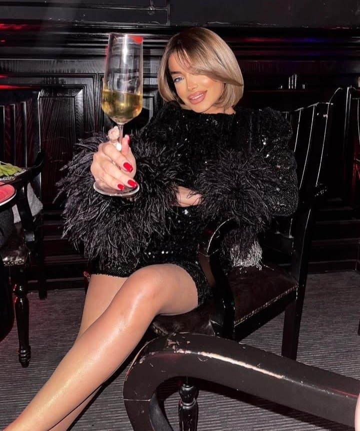 Sexy glamour feet pedicure milf