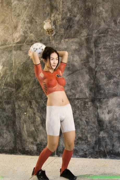 Hot thai cover her body with paint?