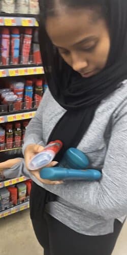 MENINA HIJAB GROSSA EM LEGGINGS LULU CURVADA na minha frente