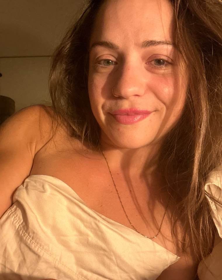 Sexy KIK slut shows off her fit body