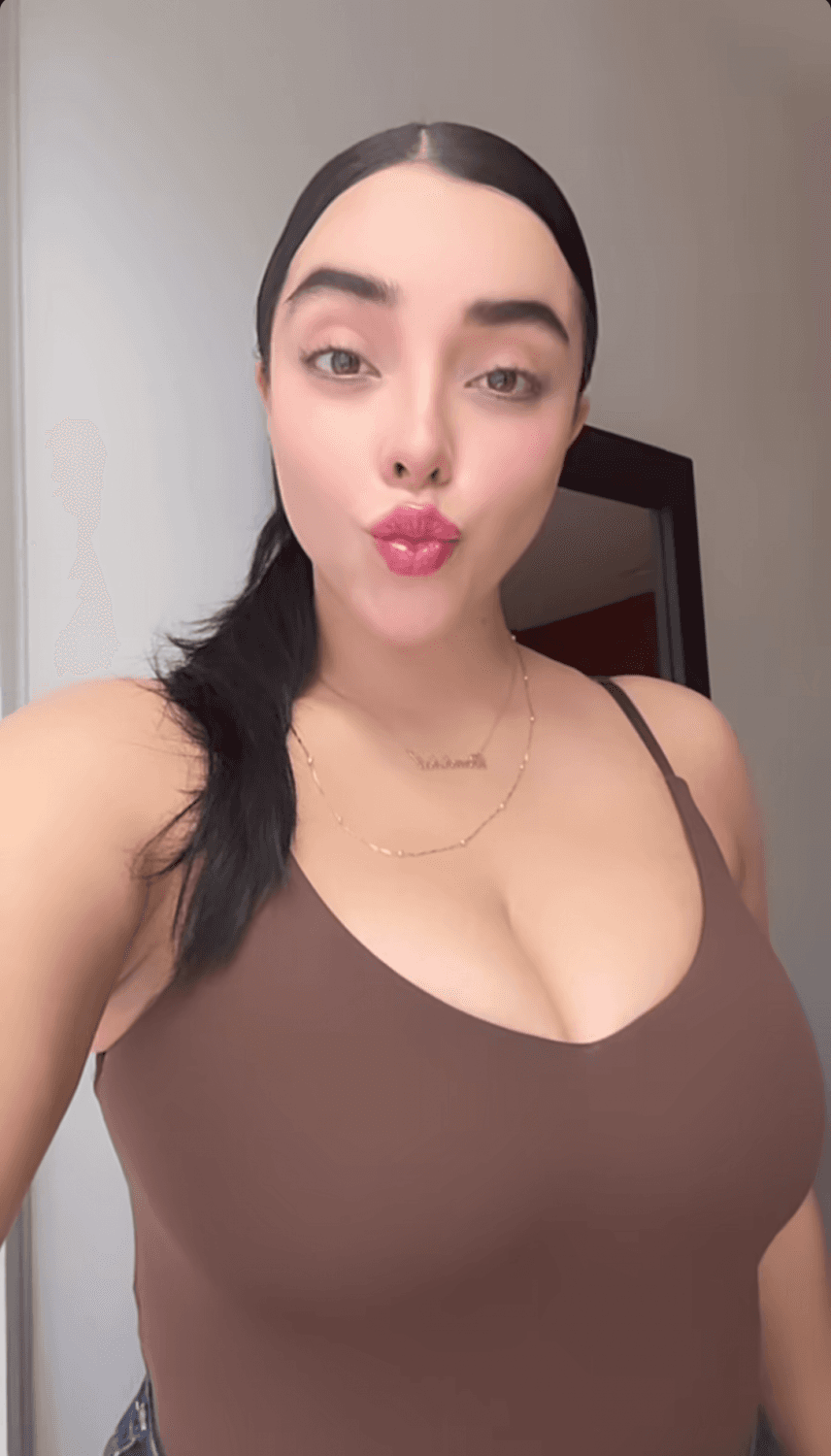 Quiero esa lengüita en mi boca pero ella no sabe que soy bi y la deseo, amo salir con ella