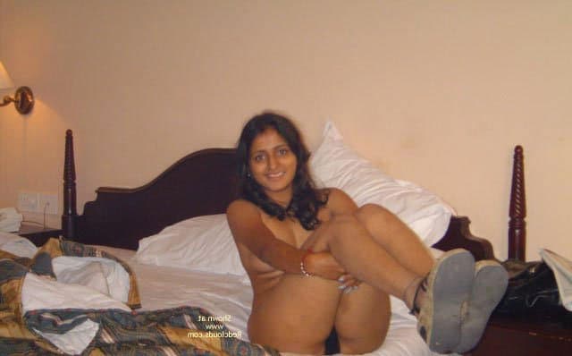 Indian bhabhi sexy figure with bushy cunt and hairy armpits
