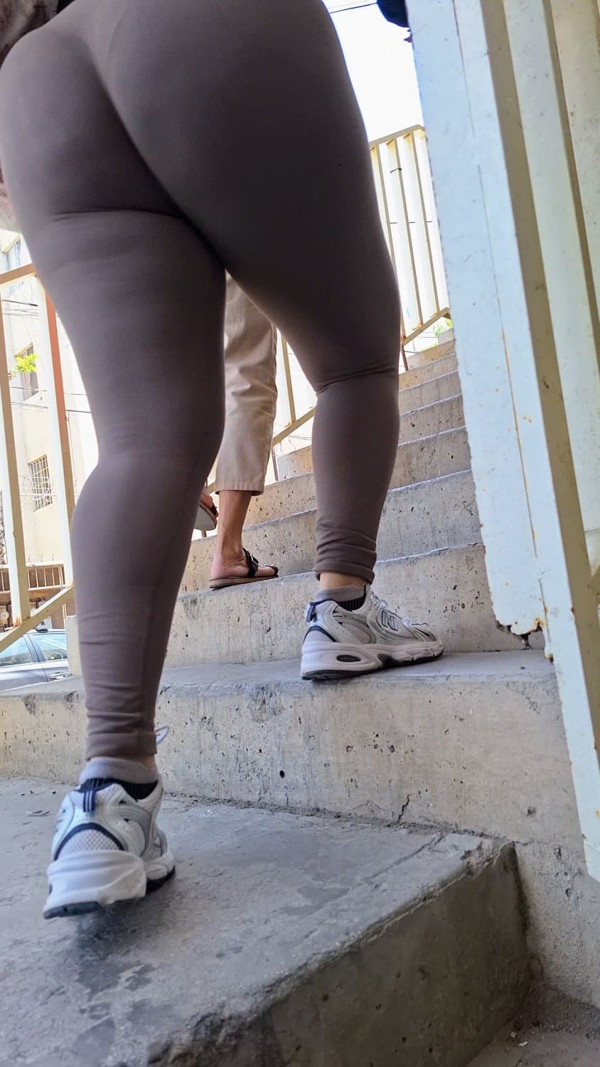 Rico culote de madura milf se le marca la tanga bien rico.