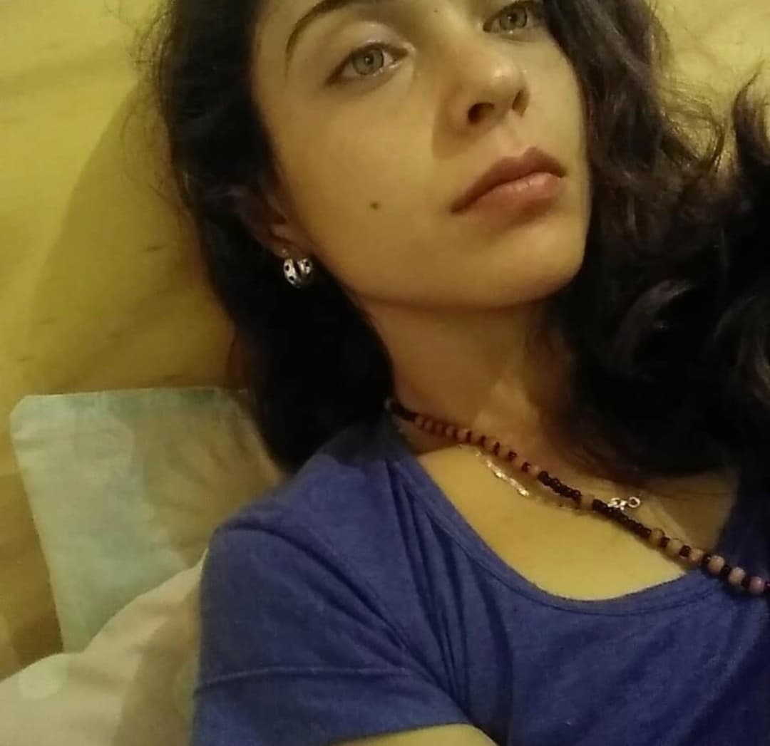 Madre ninfomana de ojos azules prefiere coger con vergon que atender a su bendi mientras chinga