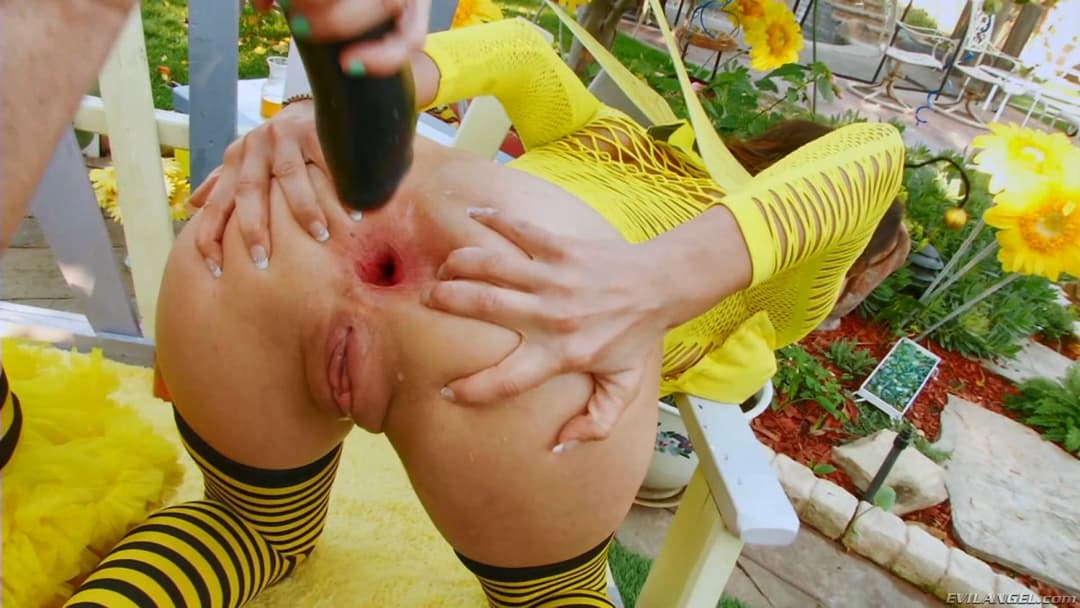 Ass Full Of Honey - Amber Rayne, Dirty Garden Girl