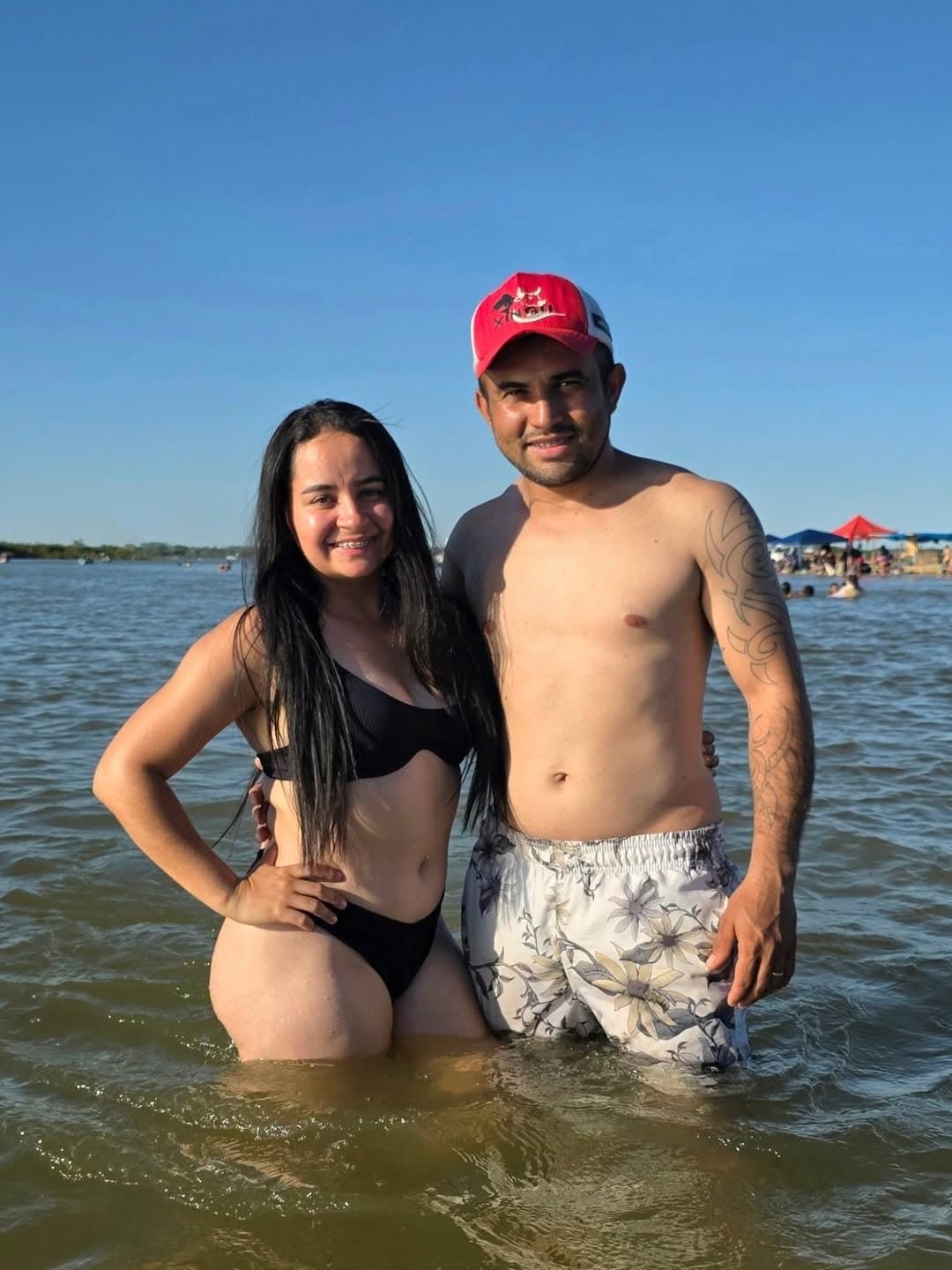 Ela tirando foto ao lado do marido.ela adora compartilhar seu corpo