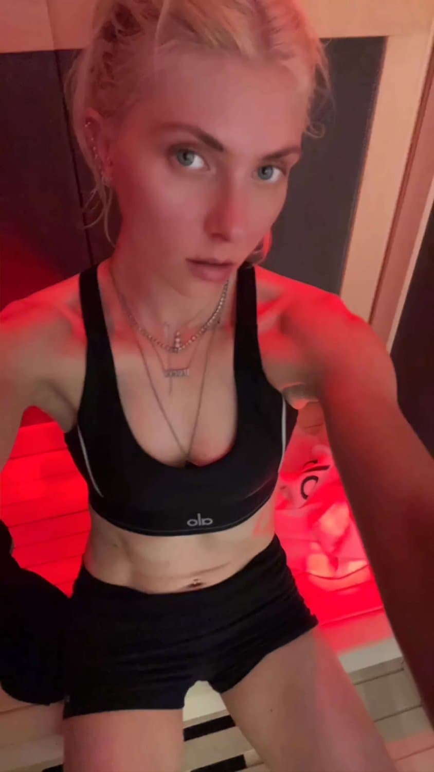 Taylor Momsen Sauna selfies