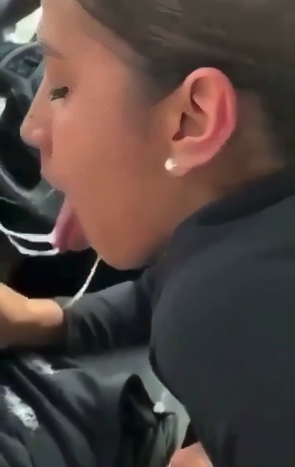 Slut sucks with lots of saliva in the car