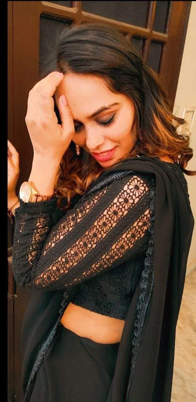 Beautiful punjabi girlfriend seducing her boyfriend with her naughty pictures and mms