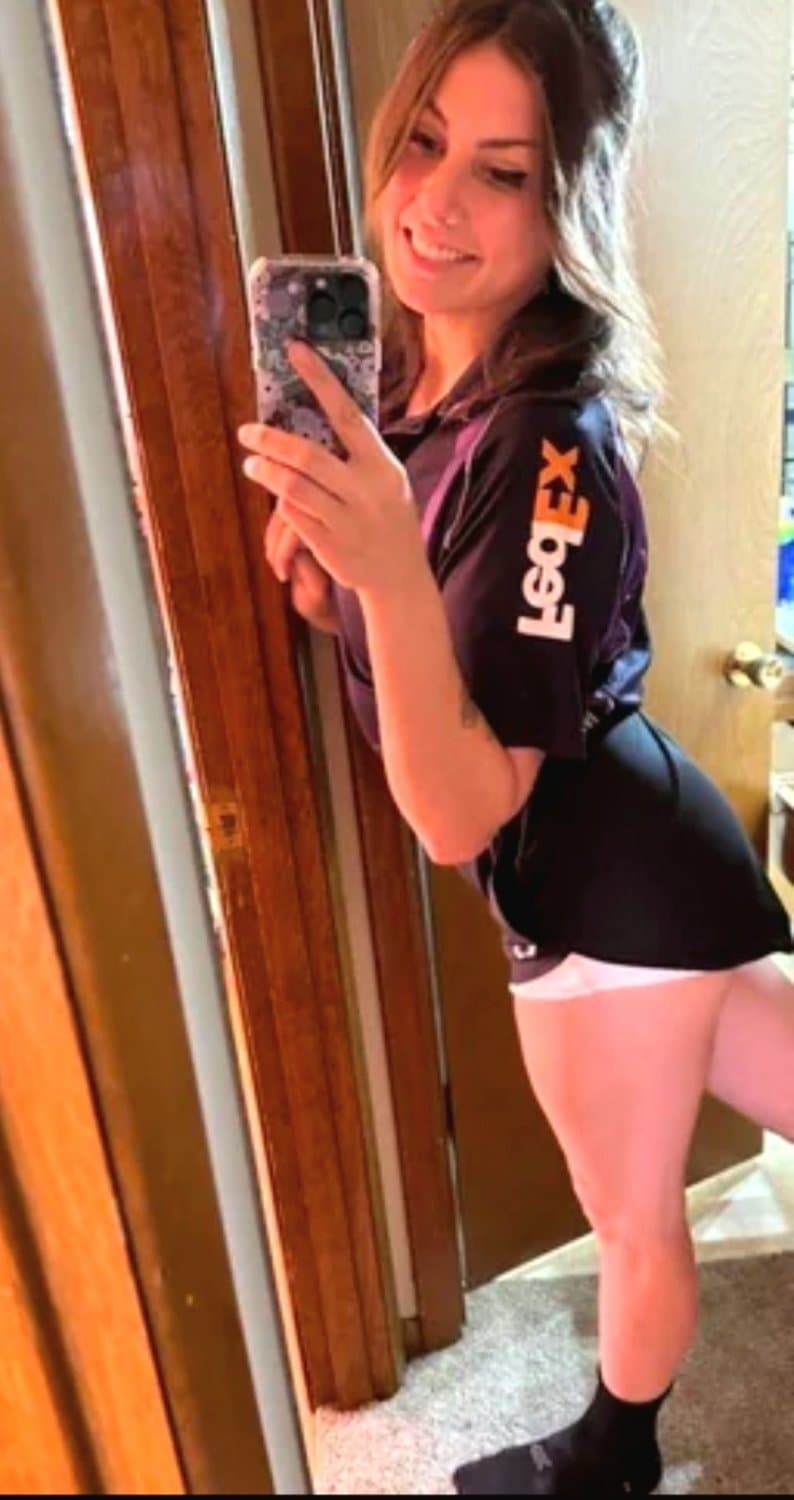 Delivery driver makes herself useful. Give her a back door delivery