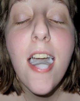 Gordinha engolindo porra sem frescura