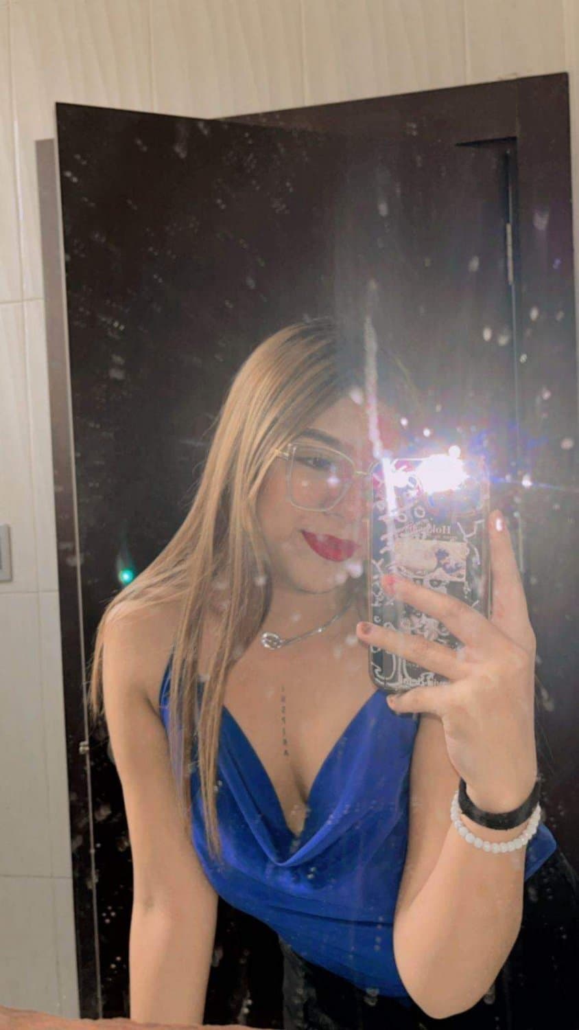 Italian-Spanish slut Hellen gives head and gets fingered