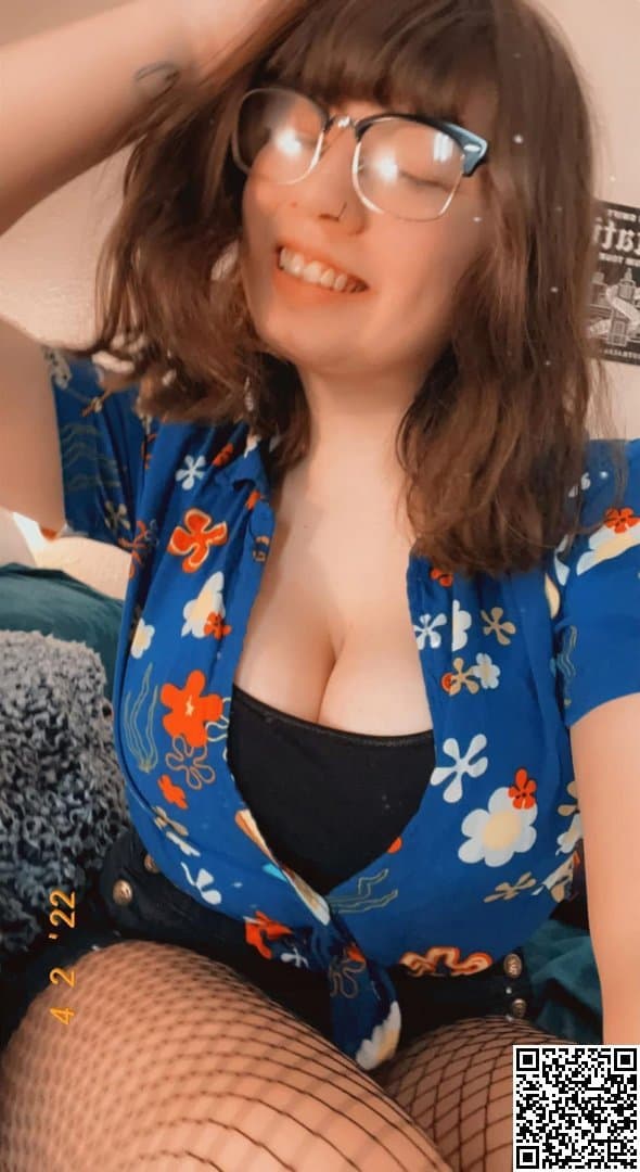 Kaylee - 23yo Big Tits (Non-nude)