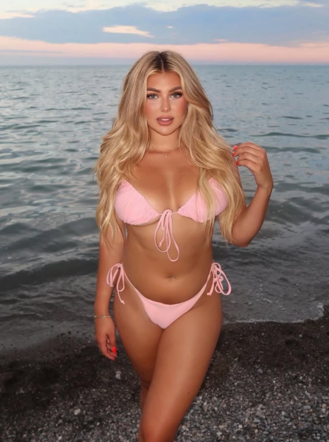 Thick PAWG snowbunny needs my load blasted on that thick belly