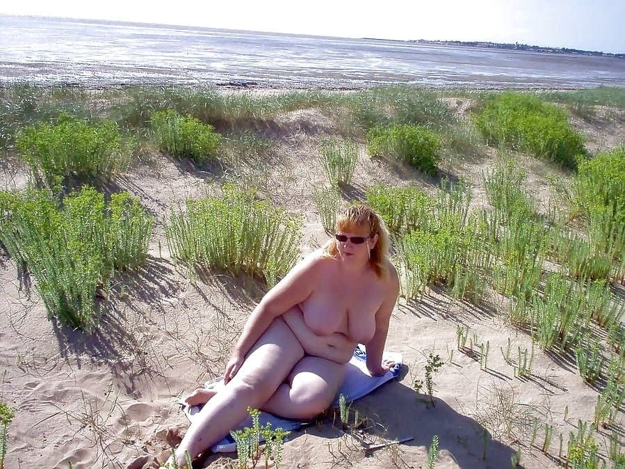 BBW- Grosse cochonne sur la plage