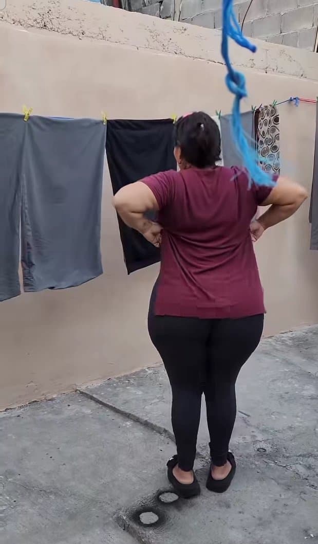 Señora infiel cabalgando verga del vecino mientras su esposo no está pero eso antes tiende la ropa