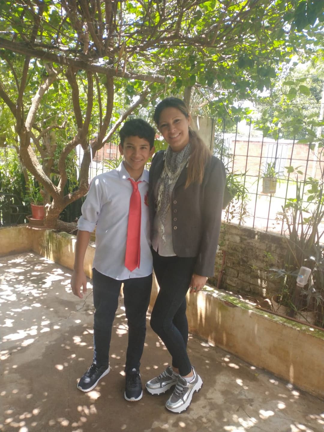 (Que suerte) pensó el alumno graduado de secundaria mientras la maestra se lo chupa