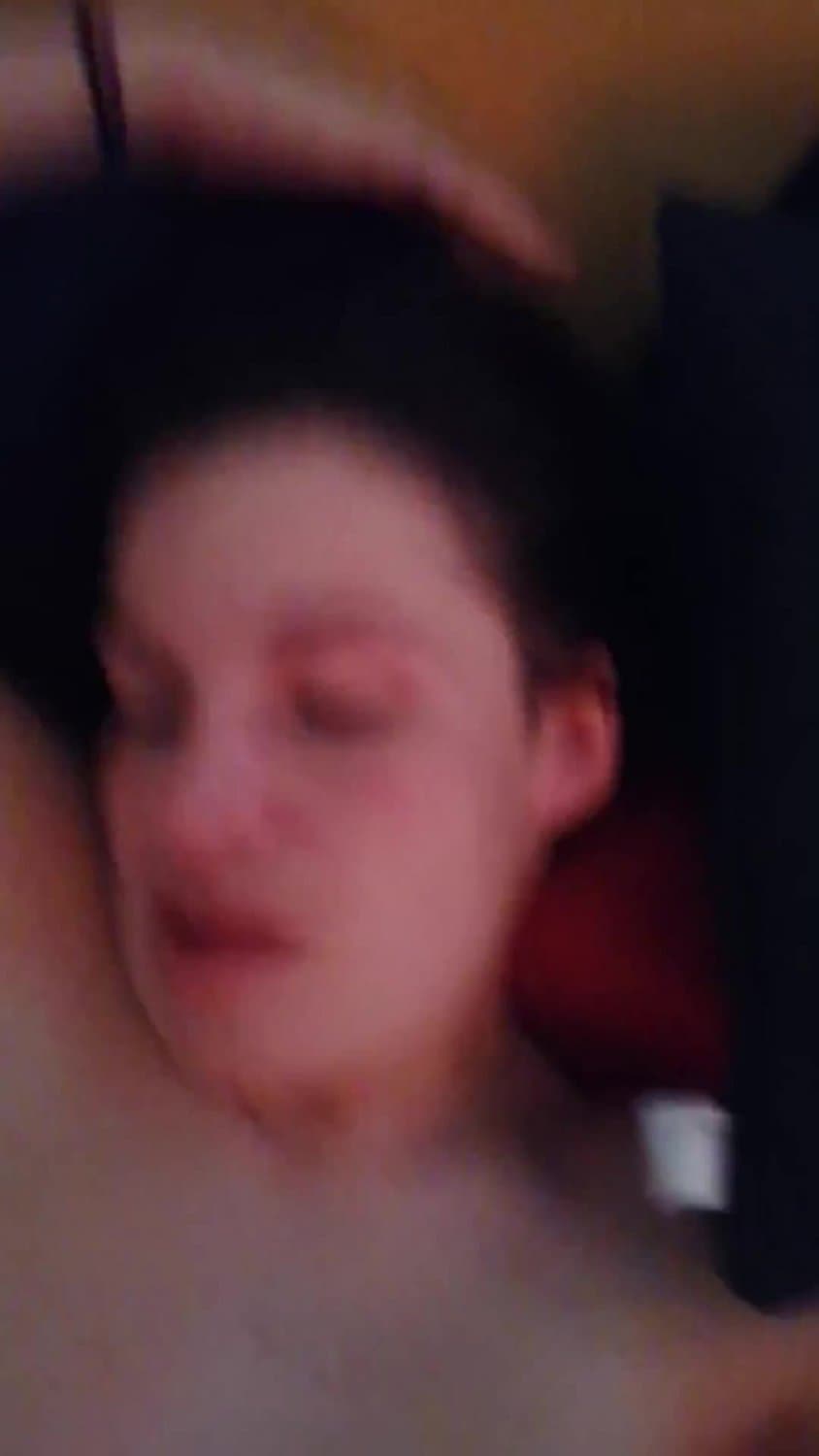 BB vide deux mecs d affilé dans le canapé